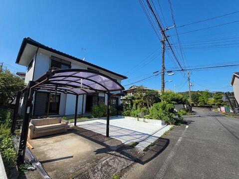 東南角地に位置する住まいは、道路側にゆとりある駐車スペースを確保しています。並列3台の駐車が可能で、複数台所有のご家庭にも嬉しい設計です。外壁・屋根塗装や耐震補強工事も実施済です。