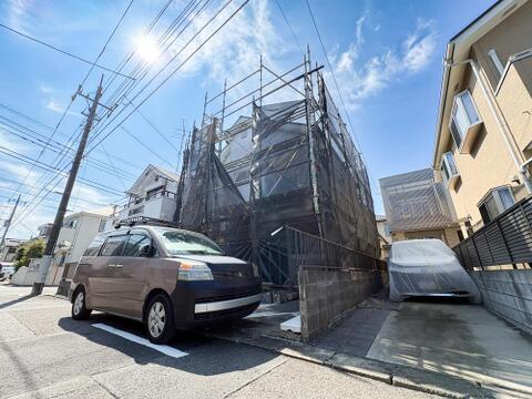 リフォーム完了間近の綺麗な住まい。明るい陽光が注ぐ閑静な住宅街に位置する一戸建てです。