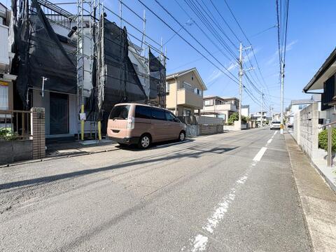 見通しが良く綺麗な舗装道路。落ち着いた街並みで、お車の出し入れや日々の移動もスムーズです。