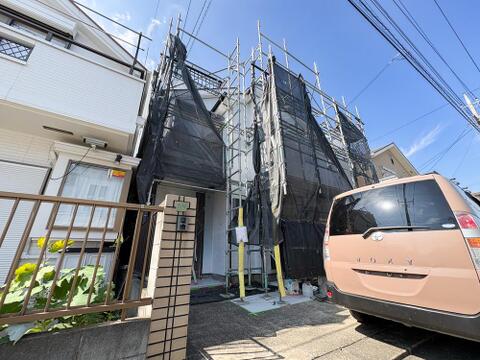 カースペースを備えたスッキリとしたアプローチ。足元も平坦でお手入れのしやすいデザインです。