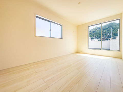 約7.5帖のホワイトベースの居室は、飽きが来ず家具やレイアウトが映えるお部屋です。2026/8/24撮影