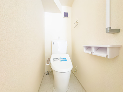 温水洗浄便座完備のトイレスペース。ついつい考え事をしてしまうほど落ち着く空間です。お手洗いは1階と2階の両階にございます。2026/8/24撮影