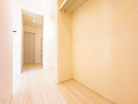 収納力に優れたウォークインクローゼットをご用意しております。ご家族のお洋服などを収納できます。2026/8/24撮影