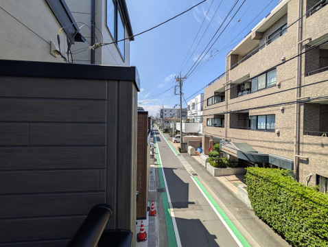 バルコニーからは見通しの良い道路と穏やかな街並みが広がります。