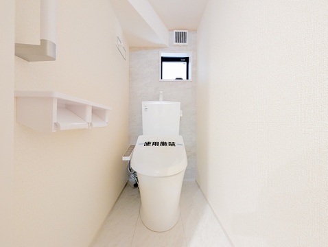 小窓から心地よい光と風を取り込める、爽やかで居心地の良いトイレです。