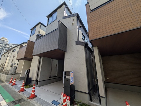 立体感ンおあるフォルムと計算された窓配置が印象的な新築住宅です。