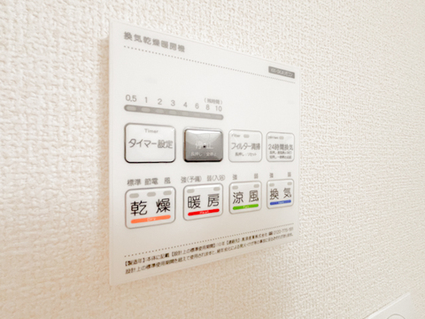 浴室乾燥機能付きのバスルームは、雨の日の洗濯物乾燥にも大変重宝します。清潔感ある空間をいつでも保ちやすく、毎日の入浴をより一層快適に楽しめる設備です。