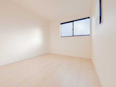 明るく広々とした子供部屋。採光が良好で勉強に集中しやすい環境が整っています。成長に合わせてレイアウトを変えやすい使い勝手の良い空間でございます。