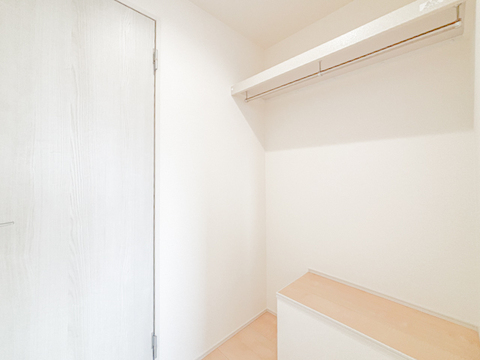 各居室に使いやすいクローゼットを設置。衣類や日用品をすっきりと収納でき、室内をいつも整頓した状態に保ちやすいのが毎日の暮らしをサポートします。