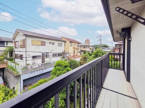 洗濯物がよく乾く明るいバルコニーは、風通しも良く、家事の効率が高まる環境です。広さがあるため、お洗濯物をたっぷり干せるのが嬉しいポイントで、日々の生活にゆとりが生まれます。