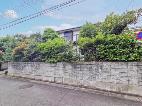 閑静な住宅街に立地するため、周囲の喧騒を感じることなく落ち着いて過ごせる住環境が魅力です。穏やかな空気が流れ、日常の疲れを癒すためのゆったりとした時間が過ごせる住まいです。