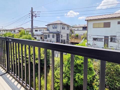 広々なバルコニーは、日当たりが良く、洗濯物がすっきりと乾きやすいのが魅力です。風通しも良いため、毎日のお洗濯が快適に進み、家事の負担が軽減されます。自然の風を感じながら、清々しいひとときを過ごせます。