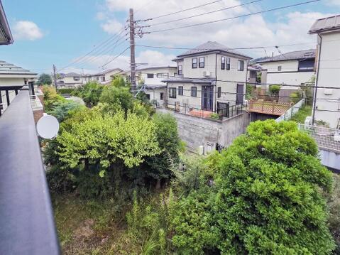 たっぷりの日差しが入る住まいは、家族みんなが心地よく過ごせる明るさが魅力です。光がたくさん入るため植物も育ちやすく、インテリアを彩る楽しみが増える住環境です。