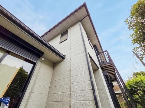 中古住宅らしい趣を残しつつ、外観はきれいに保たれているため、どこか温かみを感じる佇まいです。手入れが行き届いた外装で、住む人に長く愛される住まいとしての安心感があります。