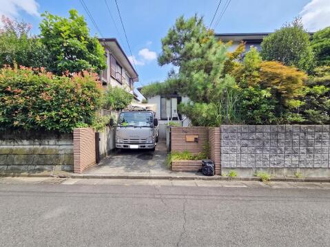 敷地内に駐車場があるため、車の移動がスムーズに行え、日常の外出が便利です。防犯面でも安心して利用できる駐車場です。
