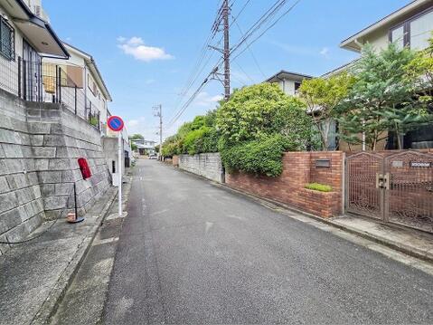 落ち着きのある住宅街に立地し、日常の生活が静かに流れる環境が魅力です。周辺には緑も多く、散歩やジョギングにも最適。心身ともにリラックスできる住環境が整っています。