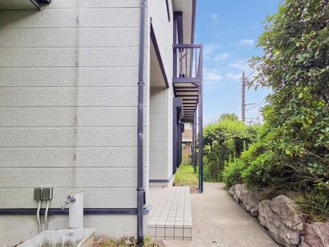 ゆったりとしたお庭は、植物を育てたり、リラックスした時間を楽しむのにぴったりの空間です。外でのひとときが心地よく、穏やかな時間が流れる場所が広がっています。家族みんながリラックスできるお庭です。