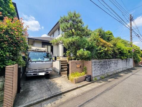 中古戸建てながら、外観は丁寧に手入れが行き届いており、清潔感が感じられます。趣のあるデザインが魅力で、落ち着いた街並みにも馴染む佇まいが、家族の新しい暮らしを迎え入れてくれます。