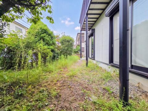 広々としたお庭は、ガーデニングや家庭菜園を楽しむスペースとしてお勧めです。ゆったりとした空間で、季節ごとの植物を育てる楽しみが広がり、外でのひとときをのんびりと過ごせます。穏やかで心癒される空間です。