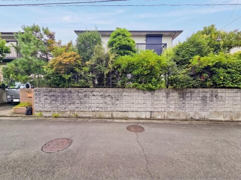 広さが際立つ住まいは、各部屋がゆったりとした設計で、心地よく過ごせる空間が広がります。ゆとりある間取りと開放感が魅力で、毎日の生活が豊かで快適になります。のびのびと過ごせる、贅沢な住まいです。