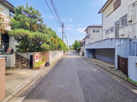 静かな住宅街に位置しており、騒音を気にせずリラックスした毎日を楽しめます。安心感のある環境が整っているため、小さなお子様がいるご家庭や静かに暮らしたい方にもぴったりの立地です。