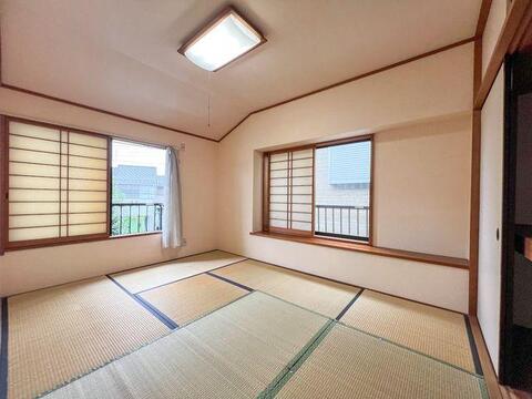 「和室約6帖」 二面採光で明るい和室。押入完備で客間やキッズスペース、寝室にも最適です。
