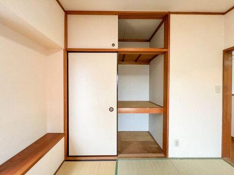 「和室押入」 上下の天袋と中段を備えた大容量の押入。布団や季節の衣類もスッキリ収まります。