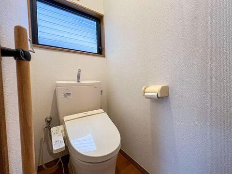 「2階トイレ」 忙しい朝の混雑を解消する2階トイレ。温水洗浄便座や換気用小窓を完備した快適空間です。