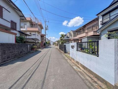 「前面道路」南側約5mの公道に面しておりお車の運転もラクラク。前方に遮るものがなく静かな住環境です。