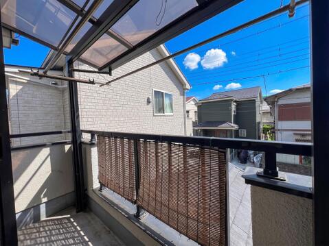「バルコニー」 屋根付きで急な雨でも安心なバルコニー。日差しを遮るシェード付きで快適です。