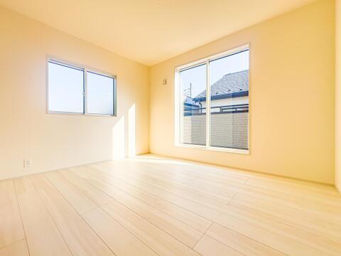 バルコニーに出ることができる、約6帖の居室。ホワイトベースの居室は、飽きが来ず家具やレイアウトが映えるお部屋です。室内(2026年8月)撮影