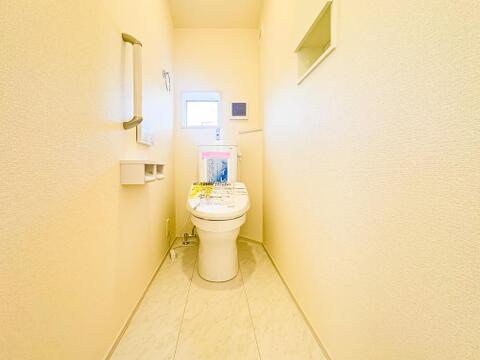 光を取り込む窓のある、温水洗浄便座完備のトイレスペース。ついつい考え事をしてしまうほど落ち着く空間です。バリアフリーに配慮した手すり付きです。室内(2026年8月)撮影