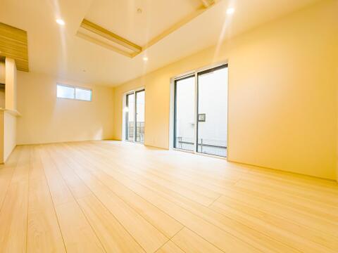 住まいには気付きがあり、住まうごとに様々な角度から違う顔を見せてくれます。新生活は小さな発見の連続です。折り上げ天井が開放的な印象を与えるリビングスペースです。室内(2026年8月)撮影