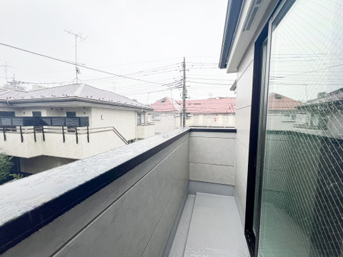 窓から広がる眺望が美しく、毎日が爽やかでリフレッシュできるひとときが楽しめます。遠くの景色まで見渡せるため、心安らぐ空間が広がり、日常生活に豊かさと彩りをもたらしてくれます。