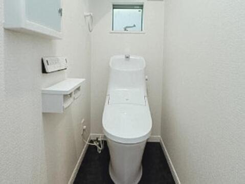 「施工例」トイレは1階と2階の各階に設置され、家族が多い時間帯にも使い分けしやすい間取りです。手洗い一体型の便器に加え、壁面には操作パネルを配置。窓も設けられており、自然換気ができる仕様です。