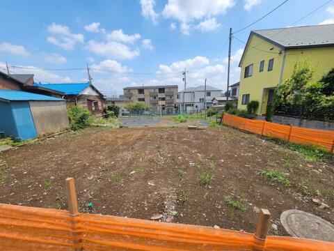 建物完成前だからこそ、現地では敷地の奥行きや隣接する建物との距離感を確認できます。土地面積113.20平米の敷地に、LDK18.77帖を備えた4LDKの新築住宅が建築される予定です。