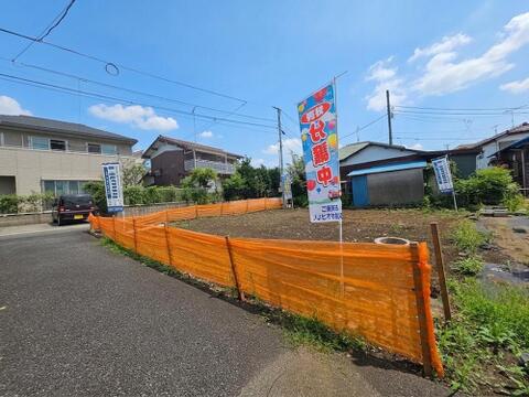 敷地と前面道路の関係が分かりやすい角度から撮影しています。土地面積113.20平米を確保した全1棟の新築住宅です。現地では道路から敷地への入り方や間口の広がり、近隣住宅との位置関係などを確認できます。