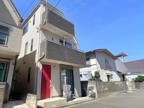 道路側から建物全体を見渡せる外観です。3階建ならではの高さがあり、2階と3階にバルコニーを配置しています。各階に窓が設けられ、道路側だけでなく側面にも開口部を確保した住まいです。