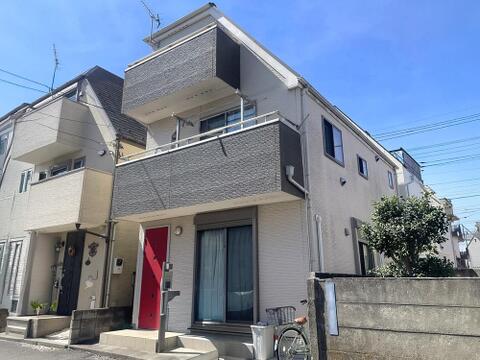 2010年築の3階建住宅を斜めから捉えた外観です。2階・3階にバルコニーを備え、側面にも複数の窓を配置しています。建物の奥行きや高さ、各階の構成まで確認しやすく、三層住宅ならではの存在感が伝わります。