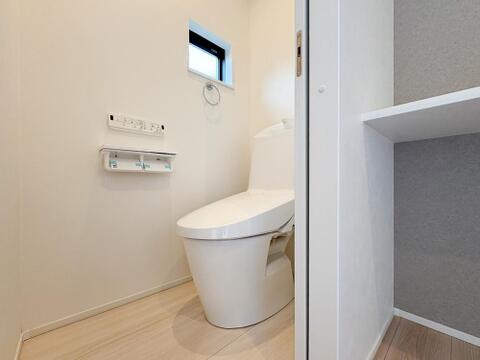 トイレには新築ならではの清潔感が漂い、シンプルなデザインが心地よい空間を作ります。広めのスペースでリラックスして使える設計がされており、日々の生活がより快適です。
