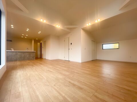 大きな窓から自然光が注ぐ心地よいリビング!キッチンまで見渡せる奥行きのある大空間です。