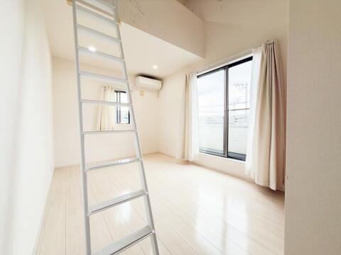 ロフトを備えた開放感のある洋室。収納や趣味スペースなど、多彩に活用できます。