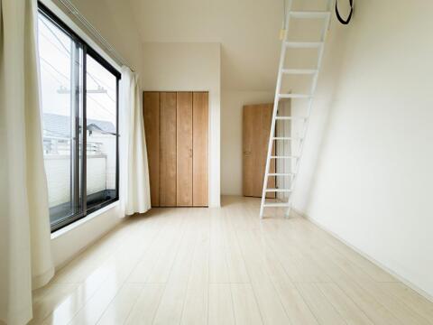 大きな窓から光が差し込む明るい洋室。ロフト付きで空間を有効活用できます。