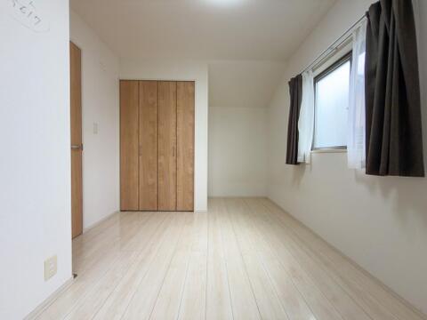 収納を備えた使い勝手の良い洋室。寝室や子ども部屋など幅広く活躍します。