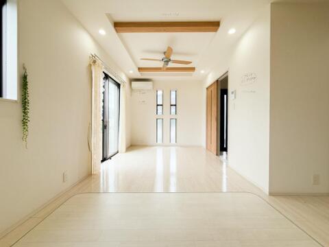 折上天井×化粧梁が印象的なLDK。開放感とデザイン性を兼ね備えた住空間です。