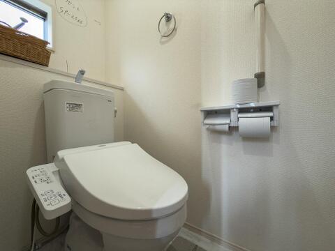 温水洗浄便座を備えたトイレ。窓付きで換気しやすく、清潔に保ちやすい空間です。