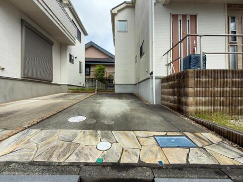敷地内にカースペースを確保。住まいのすぐそばに駐車でき、荷物の出し入れにも便利です。