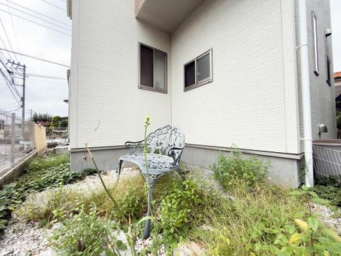 ちょっとしたガーデニングも楽しめるお庭スペース。住まいに彩りを添えてくれます。