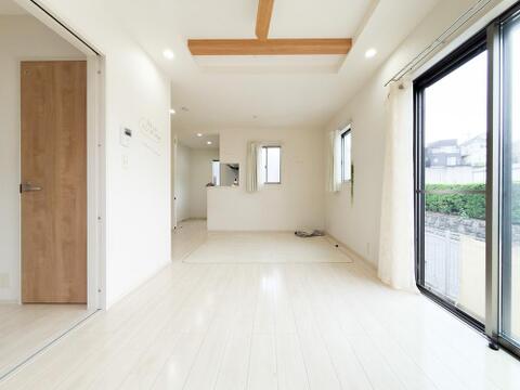 大きな開口部から光を取り込む明るいLDK。家族が自然と集まる心地よい空間です。