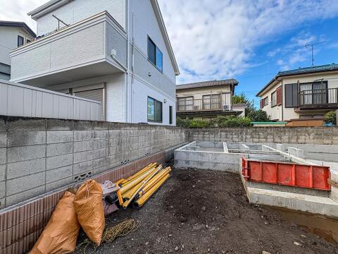 現在建築中の為、現地と併せて同仕様の完成物件もご案内可能です。完成後のイメージを体感いただけます。送迎も承ります。